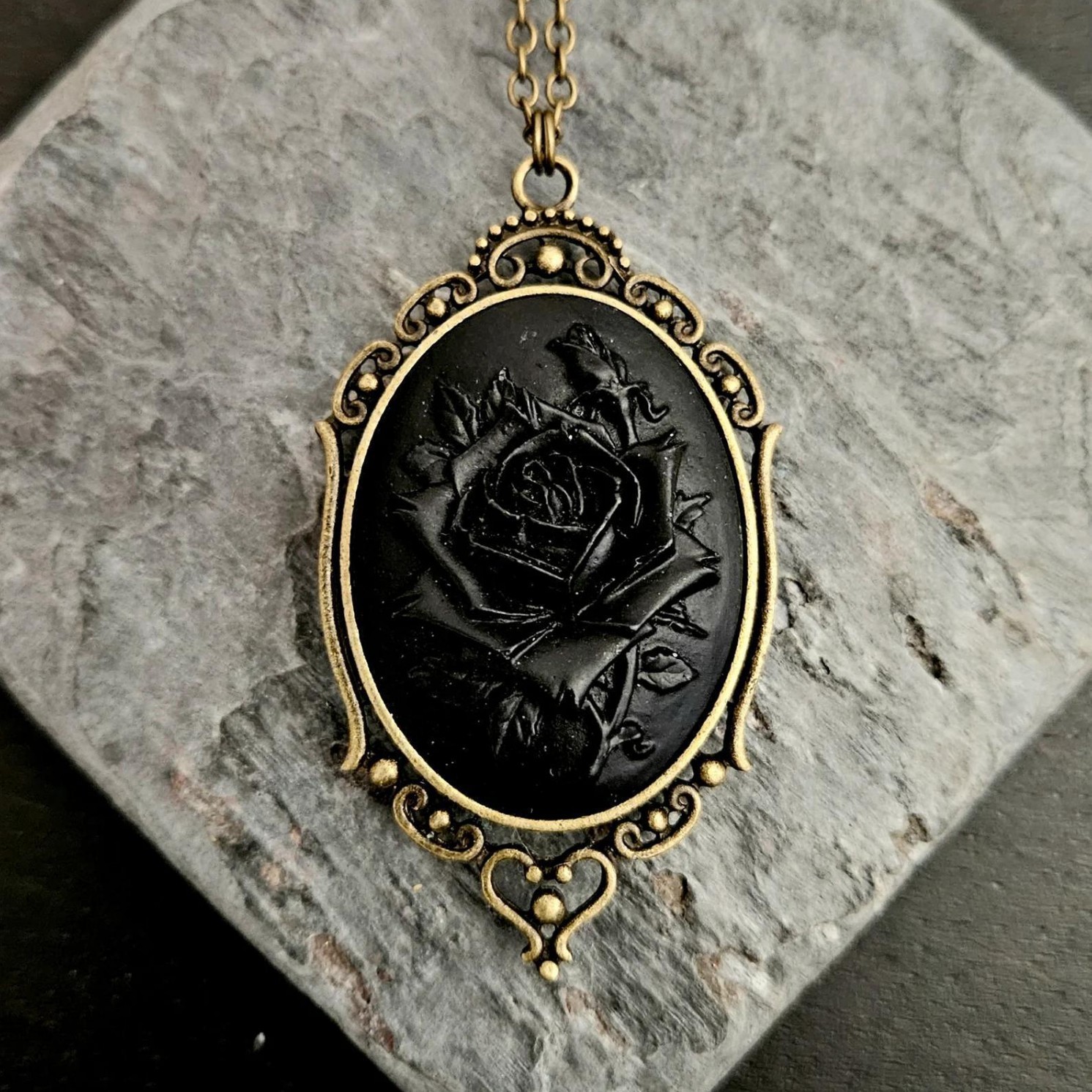 Retro and Trendy Oval Pendant  - Y2K Ethnic Fashion 리뷰 및 가격