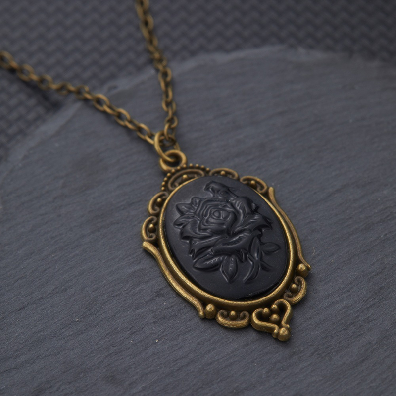 Retro and Trendy Oval Pendant  - Y2K Ethnic Fashion 리뷰 및 가격