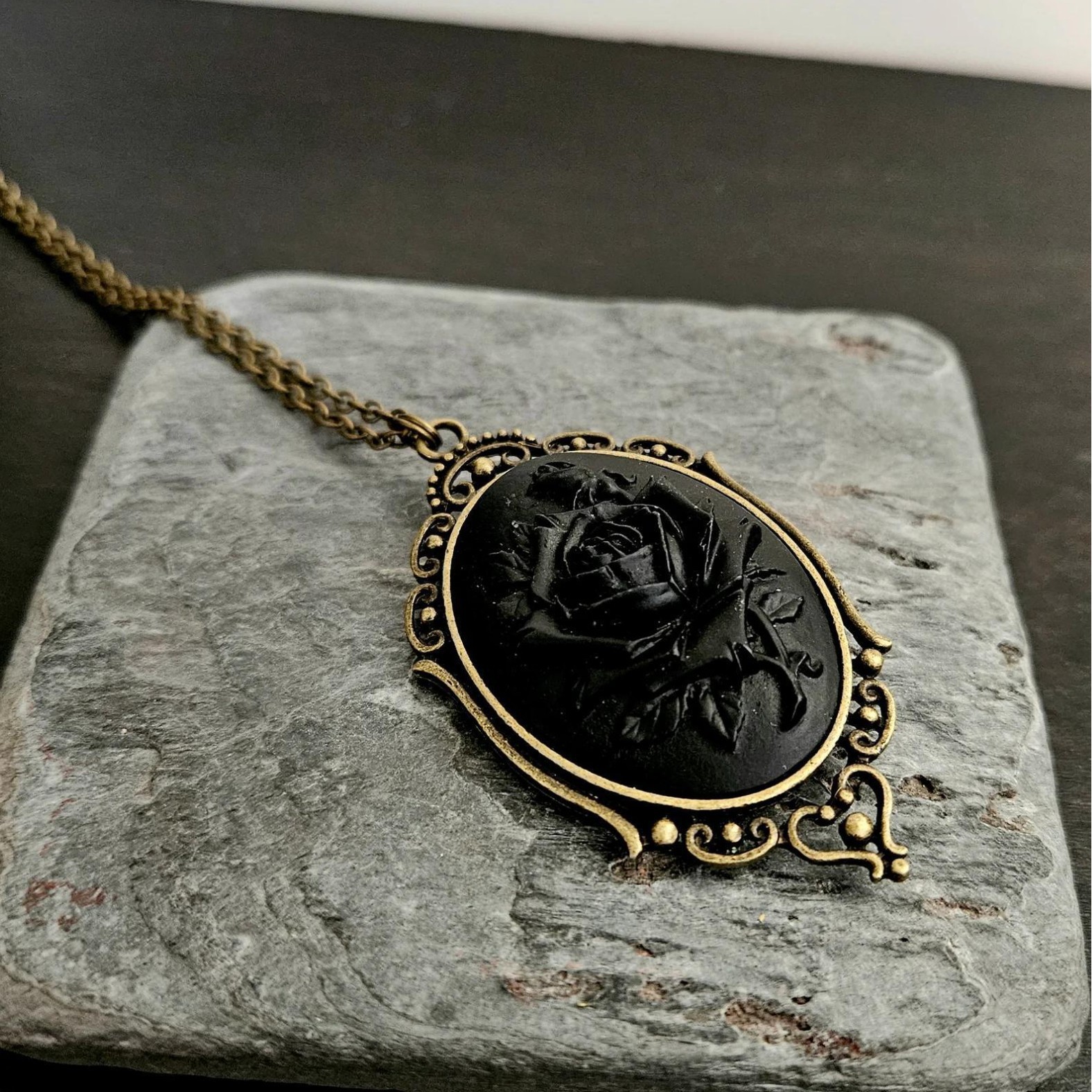 Retro and Trendy Oval Pendant  - Y2K Ethnic Fashion 리뷰 및 가격